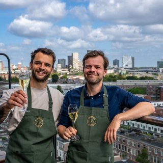 Vandaag is het zover: we trappen ons jubileum af! Restaurant De Watertoren bestaat 10 jaar en dat vieren we groots. Een week lang staat het restaurant in het teken van bijzondere smaken, mooie wijnen en een audiotour met verhalen die je meenemen terug in de tijd. Van top tot teen gevuld met beleving, smaak en natuurlijk heel veel gezelligheid. Wij hebben er zin in! Cheers! 🥂