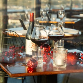 De feestdagen van 2025 lijken misschien nog ver weg, maar bij ons draait alles om tijdig genieten. Onze chef en zijn team hebben speciaal voor dit jaar een sprankelend feestmenu samengesteld met verfijnde seizoensproducten en verrassende combinaties. Reserveer nu alvast en vier de feestdagen in een warme, sfeervolle ambiance met ons!