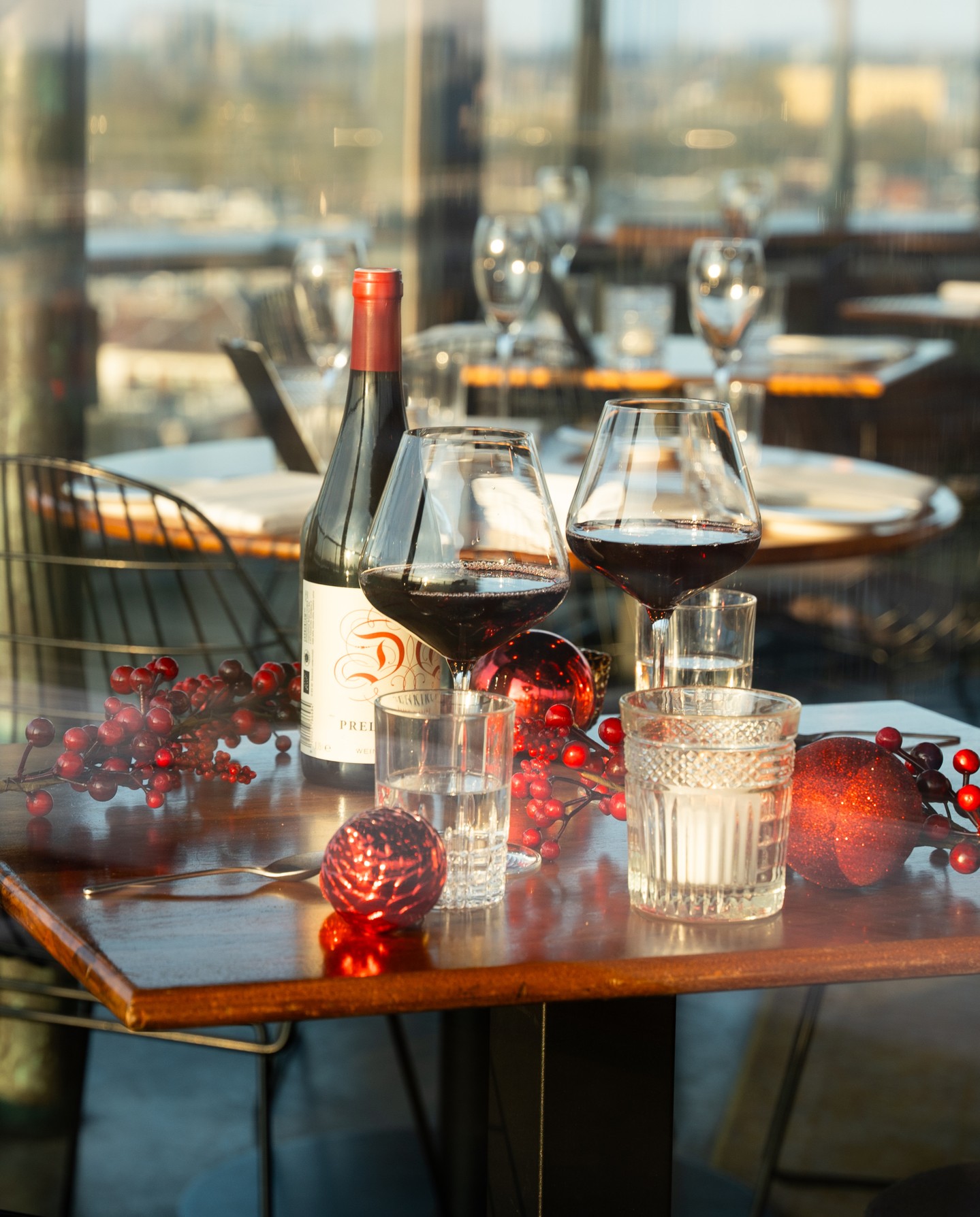 De feestdagen van 2025 lijken misschien nog ver weg, maar bij ons draait alles om tijdig genieten. Onze chef en zijn team hebben speciaal voor dit jaar een sprankelend feestmenu samengesteld met verfijnde seizoensproducten en verrassende combinaties. Reserveer nu alvast en vier de feestdagen in een warme, sfeervolle ambiance met ons!