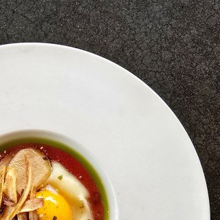 Buiten dwarrelen de herfstbladeren rond onze toren, binnen brengen wij de herfst op je bord. 🍷🍂