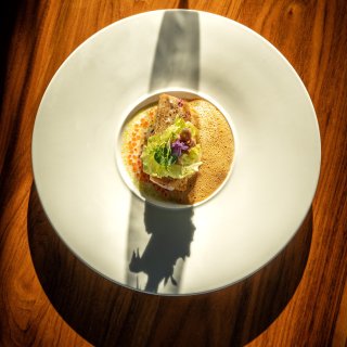 Onze rode mul op desem straalt nóg meer wanneer de zon meewerkt. La Ratte, Hollandse garnaal, bisque, volledig in hun element. ✨