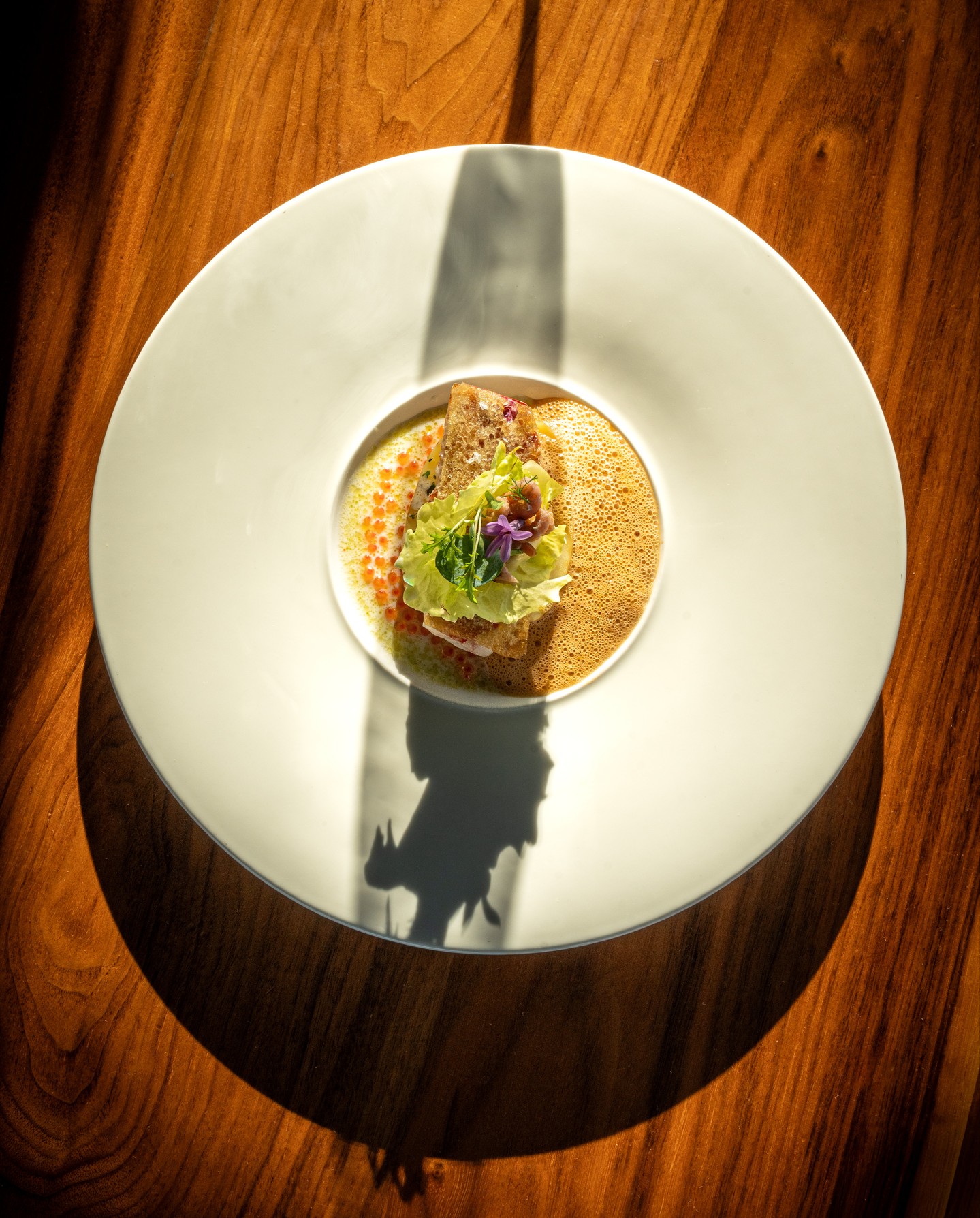 Onze rode mul op desem straalt nóg meer wanneer de zon meewerkt. La Ratte, Hollandse garnaal, bisque, volledig in hun element. ✨