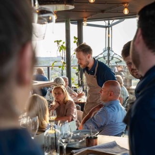 Elke vrijdag, zaterdag en zondag kun je bij ons lunchen. Smaken van het seizoen, lokaal en zonder keuzestress.
Ga voor het Watertorenmenu en laat je verrassen.
Lievere keuze? Á la carte kan ook.
Wij koken, jij geniet. 😉