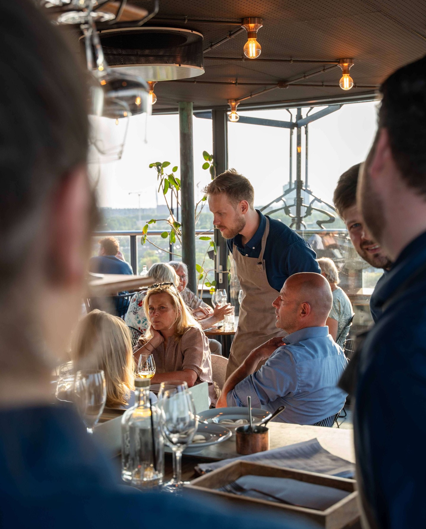 Elke vrijdag, zaterdag en zondag kun je bij ons lunchen. Smaken van het seizoen, lokaal en zonder keuzestress.
Ga voor het Watertorenmenu en laat je verrassen.
Lievere keuze? Á la carte kan ook.
Wij koken, jij geniet. 😉