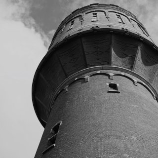 Van onderaf bekeken lijkt onze toren nog imposanter. Hoog boven Utrecht wacht binnen een wereld aan smaken 🧡