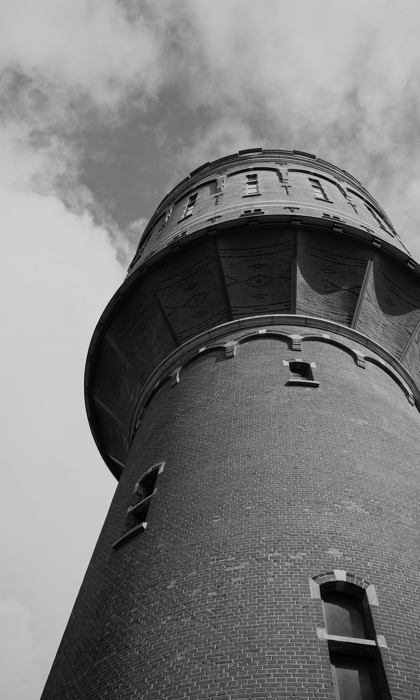 Van onderaf bekeken lijkt onze toren nog imposanter. Hoog boven Utrecht wacht binnen een wereld aan smaken 🧡