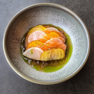 Zalm met dashi, appel en hazelnoot. Fris, verfijnd en mooi in balans 💛