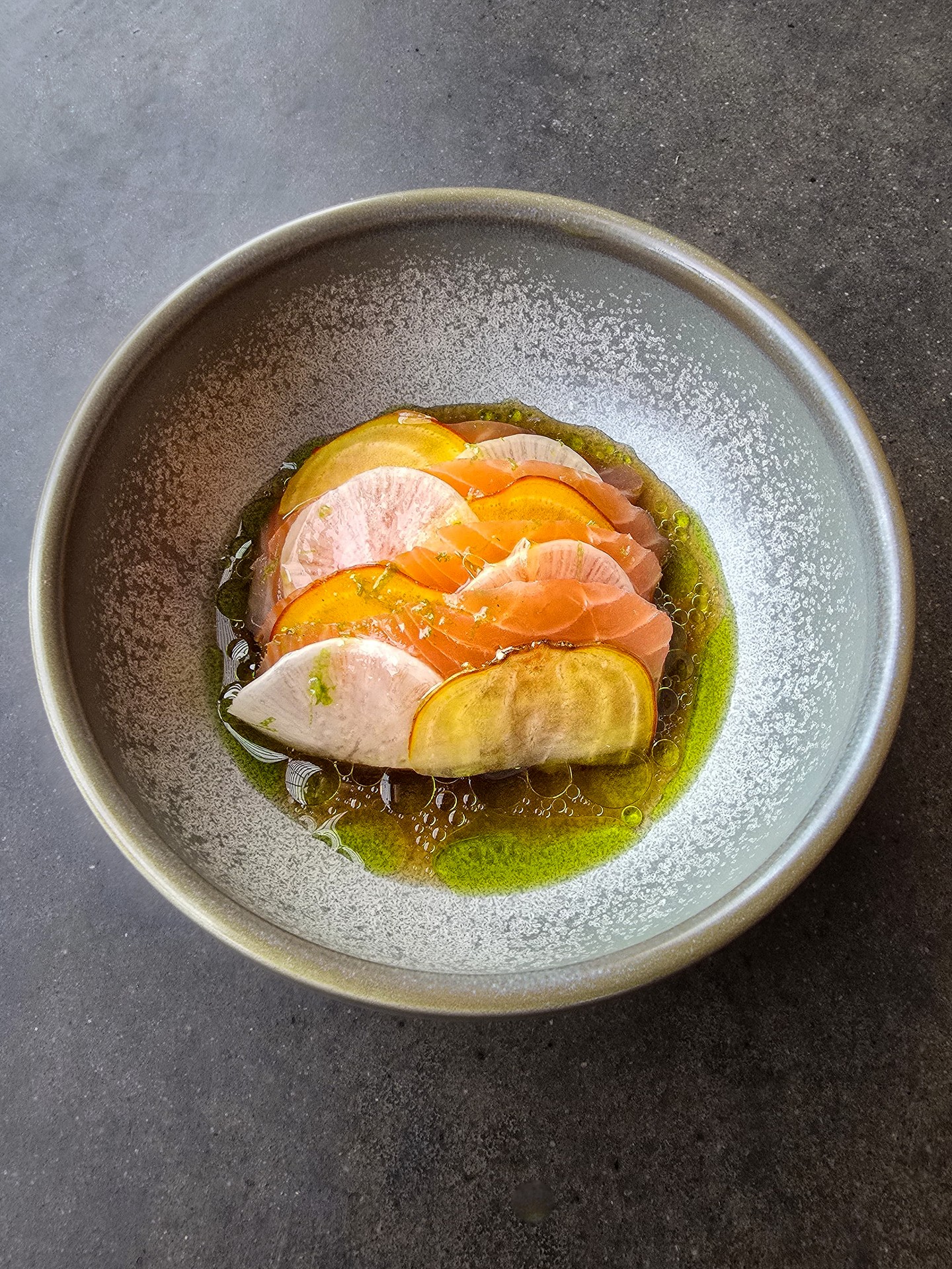 Zalm met dashi, appel en hazelnoot. Fris, verfijnd en mooi in balans 💛