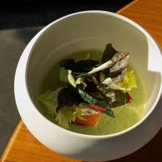 Een favoriet van de chef. Bataat met crosne, sesam en zuring. ✨🌱