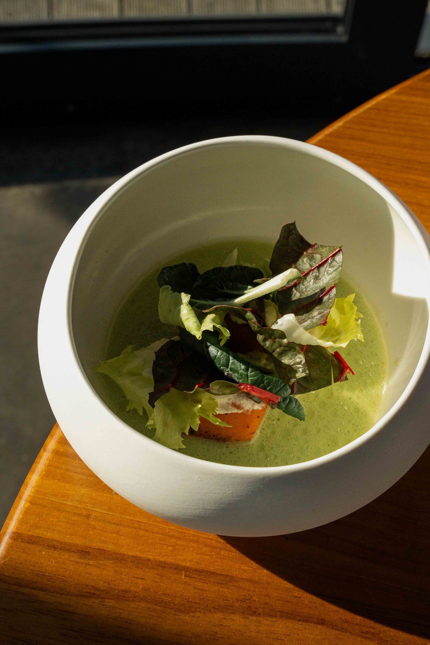 Een favoriet van de chef. Bataat met crosne, sesam en zuring. ✨🌱