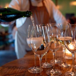 Onze sommelier schenkt maar al te graag een wijntje voor je in.
Wit of rood? 🥂🍷