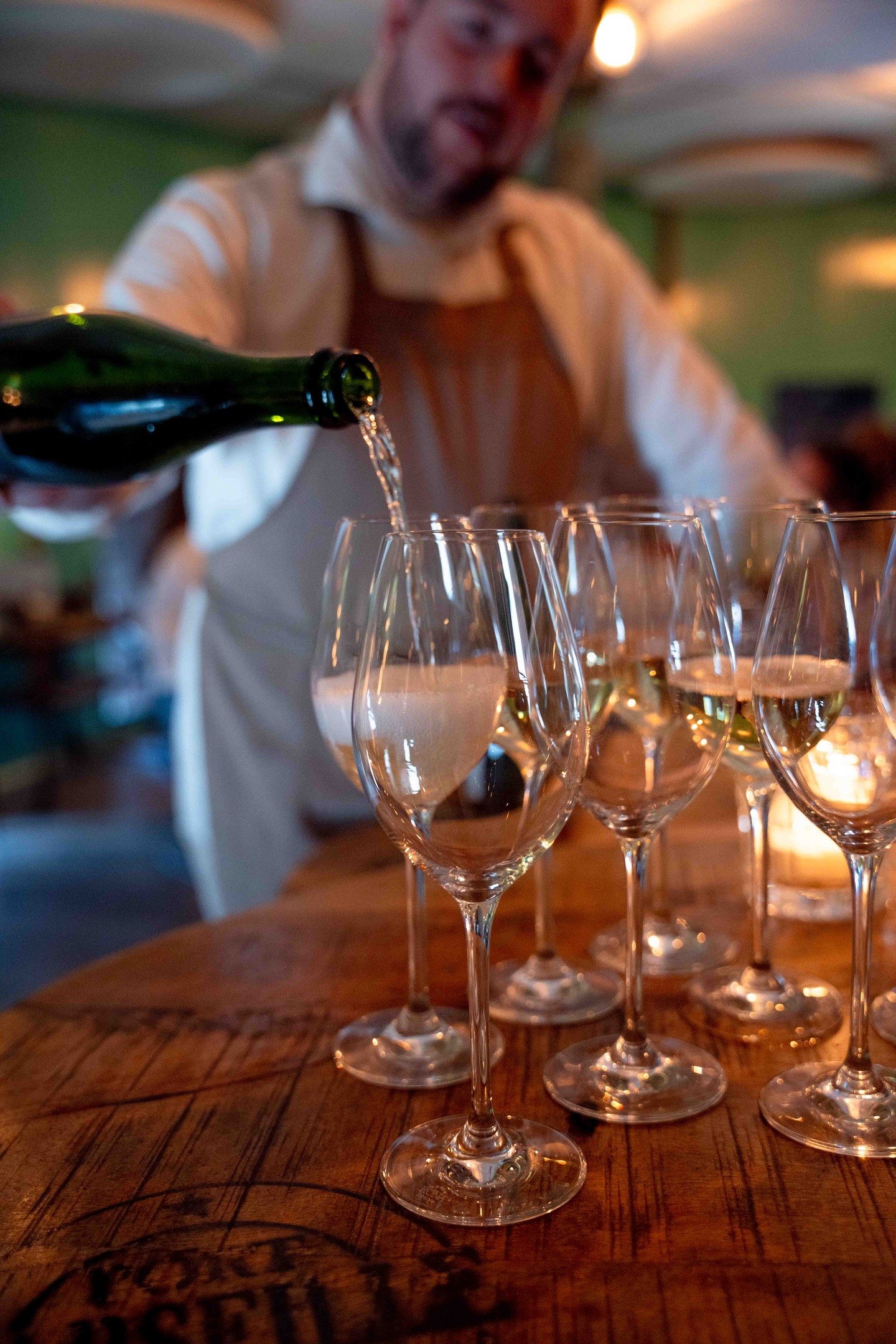 Onze sommelier schenkt maar al te graag een wijntje voor je in.
Wit of rood? 🥂🍷