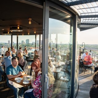 Hoog boven Utrecht, met gerechten die net zo indrukwekkend zijn als het uitzicht.