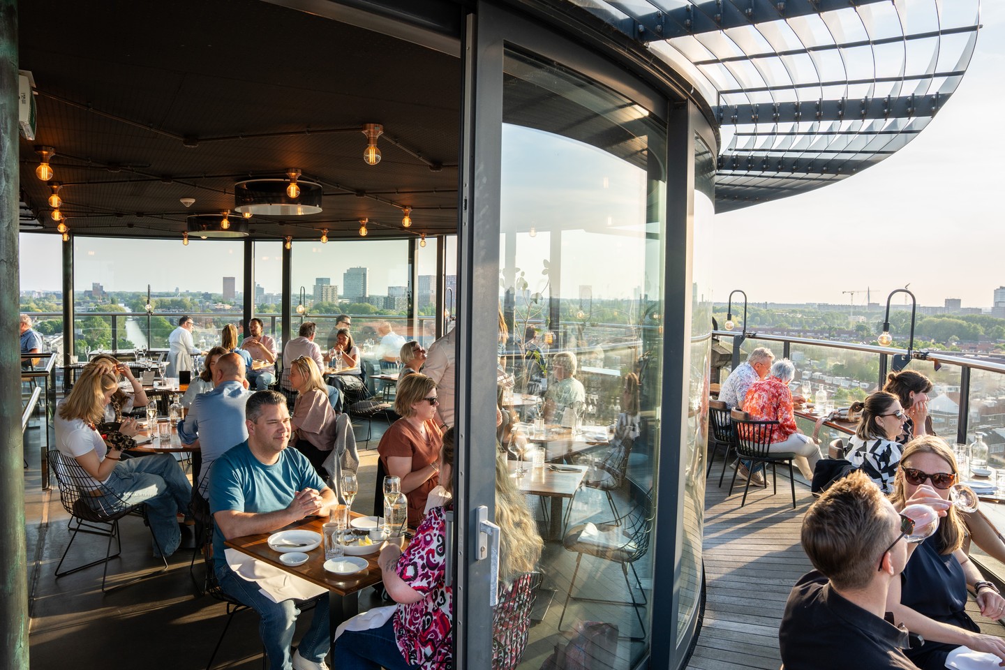 Hoog boven Utrecht, met gerechten die net zo indrukwekkend zijn als het uitzicht.