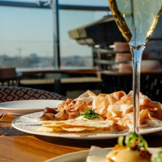 De zon schijnt over Utrecht, en nergens zie je dat mooier dan van bovenaf. ☀️🥂 Kom lunchen of dineren op de 10e etage en ervaar het zelf!