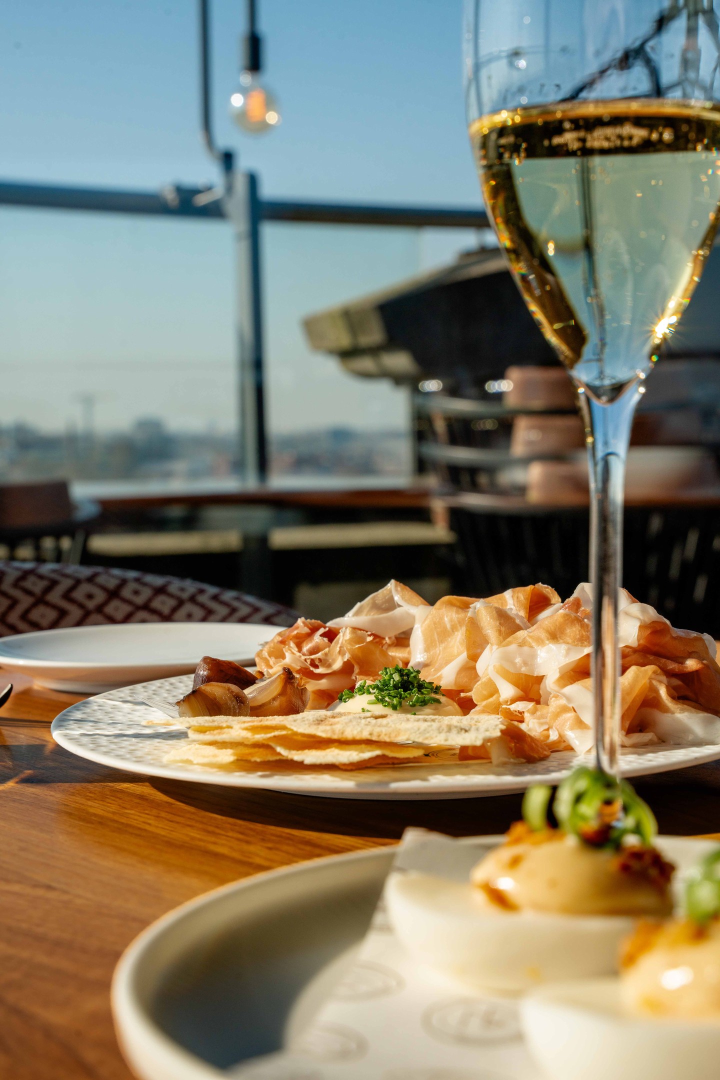 De zon schijnt over Utrecht, en nergens zie je dat mooier dan van bovenaf. ☀️🥂 Kom lunchen of dineren op de 10e etage en ervaar het zelf!
