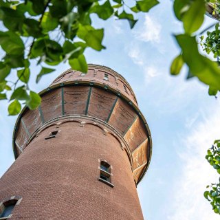 Een toren met een verhaal. En een uitzicht dat dat verhaal compleet maakt.