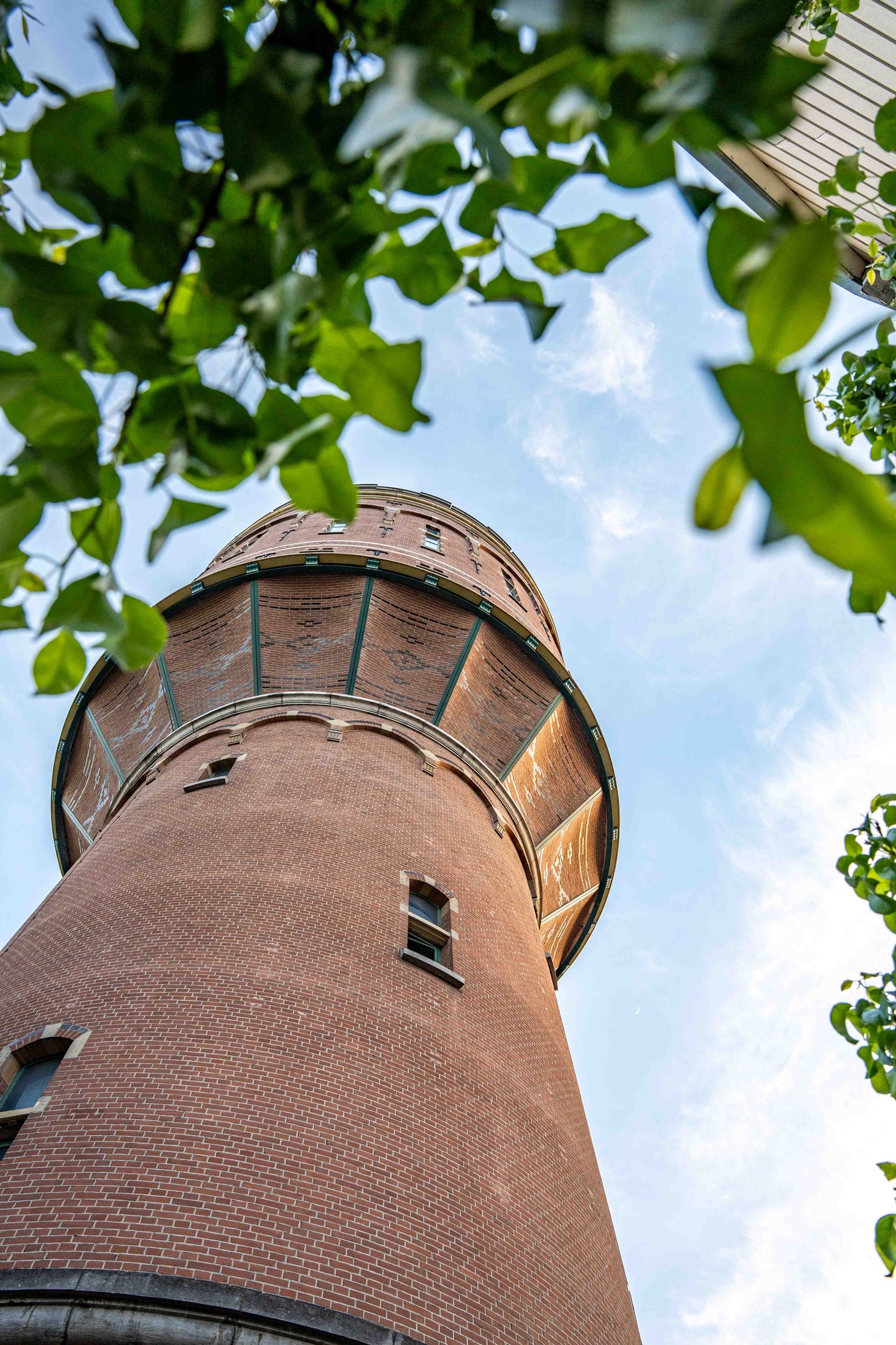 Een toren met een verhaal. En een uitzicht dat dat verhaal compleet maakt.