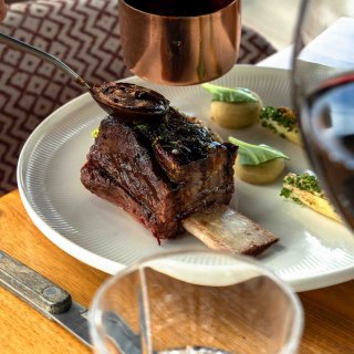Een gerecht dat je even doet stilstaan. Jus de veau gegoten over een mals gegaarde shortrib, geserveerd met witte asperges. Smaken om van te genieten. 🌿🍷