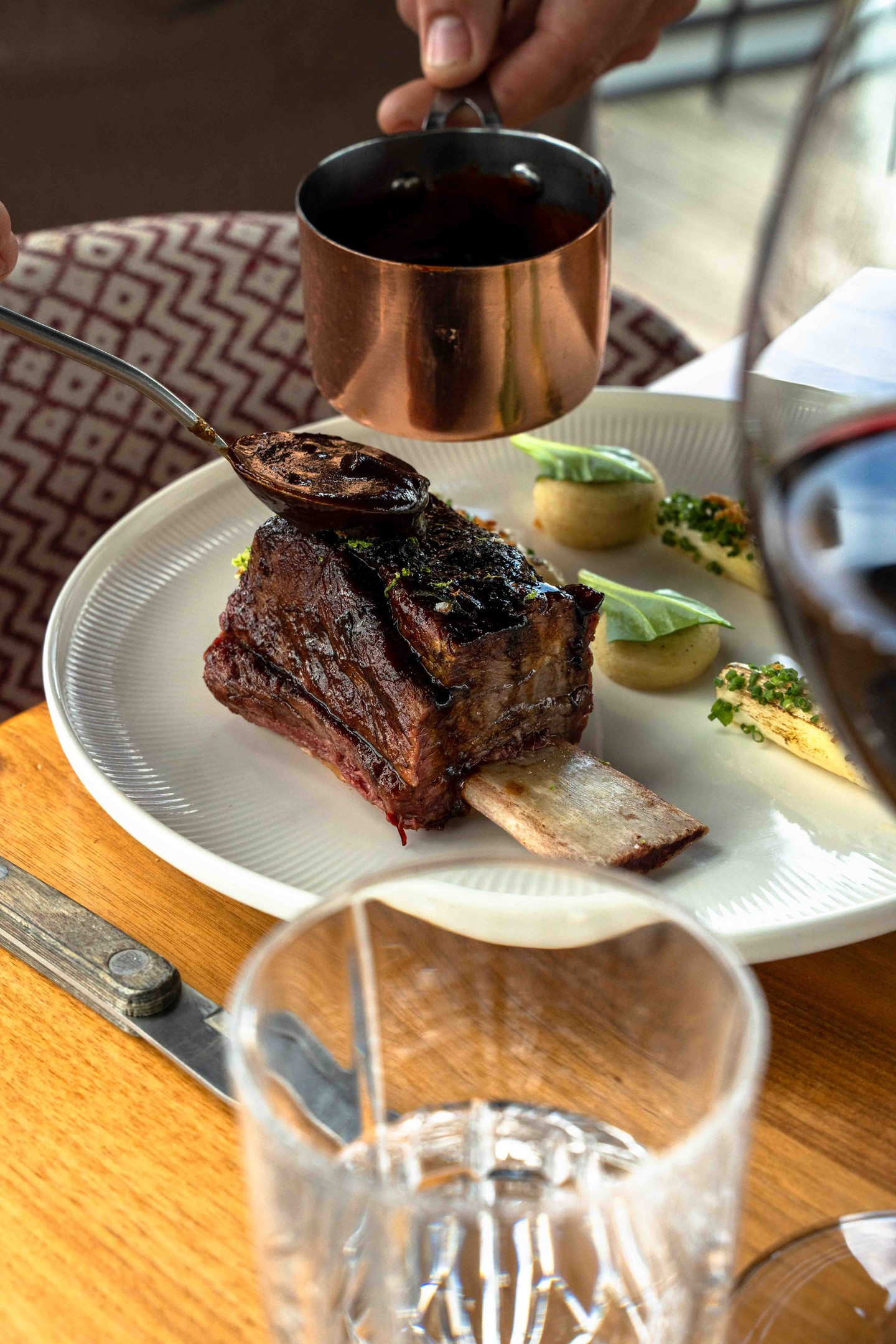 Een gerecht dat je even doet stilstaan. Jus de veau gegoten over een mals gegaarde shortrib, geserveerd met witte asperges. Smaken om van te genieten. 🌿🍷