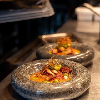 Pulpo is het Spaanse, vaak gebruikte woord voor octopus. Wij serveren hem gemarineerd met tandoori en buikspek. 🐙