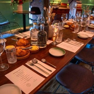 Achter elke wijn zit een verhaal. 🍷

Tijdens onze wijnproeverijen nemen we je op een laagdrempelige manier mee in de streek, het thema én natuurlijk de smaken. Je proeft 8 verschillende wijnen, gecombineerd met 3 lunchgerechten.

Een middag om te proeven, ontdekken en vooral te genieten. 🥂
Boek jouw plek via de link in bio.