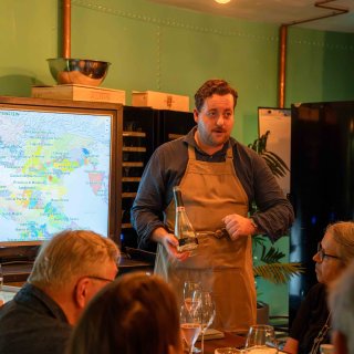 Een goed glas wijn smaakt nóg beter als je het verhaal erachter kent. 🍷

Tijdens onze wijnproeverijen nemen onze sommeliers je mee op ontdekkingstocht langs 8 verschillende wijnen. Met bijpassende verhalen, verrassende smaken en 3 lunchgerechten uit onze keuken.

Met wie schuif jij aan bij de volgende editie? 🥂

Bekijk de aankomende data en reserveer jouw plek via de link in bio.