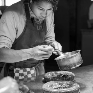 Alex in volle concentratie. 👨‍🍳

Met oog voor detail en aandacht voor iedere handeling. Want juist die kleine details maken het verschil op het bord.