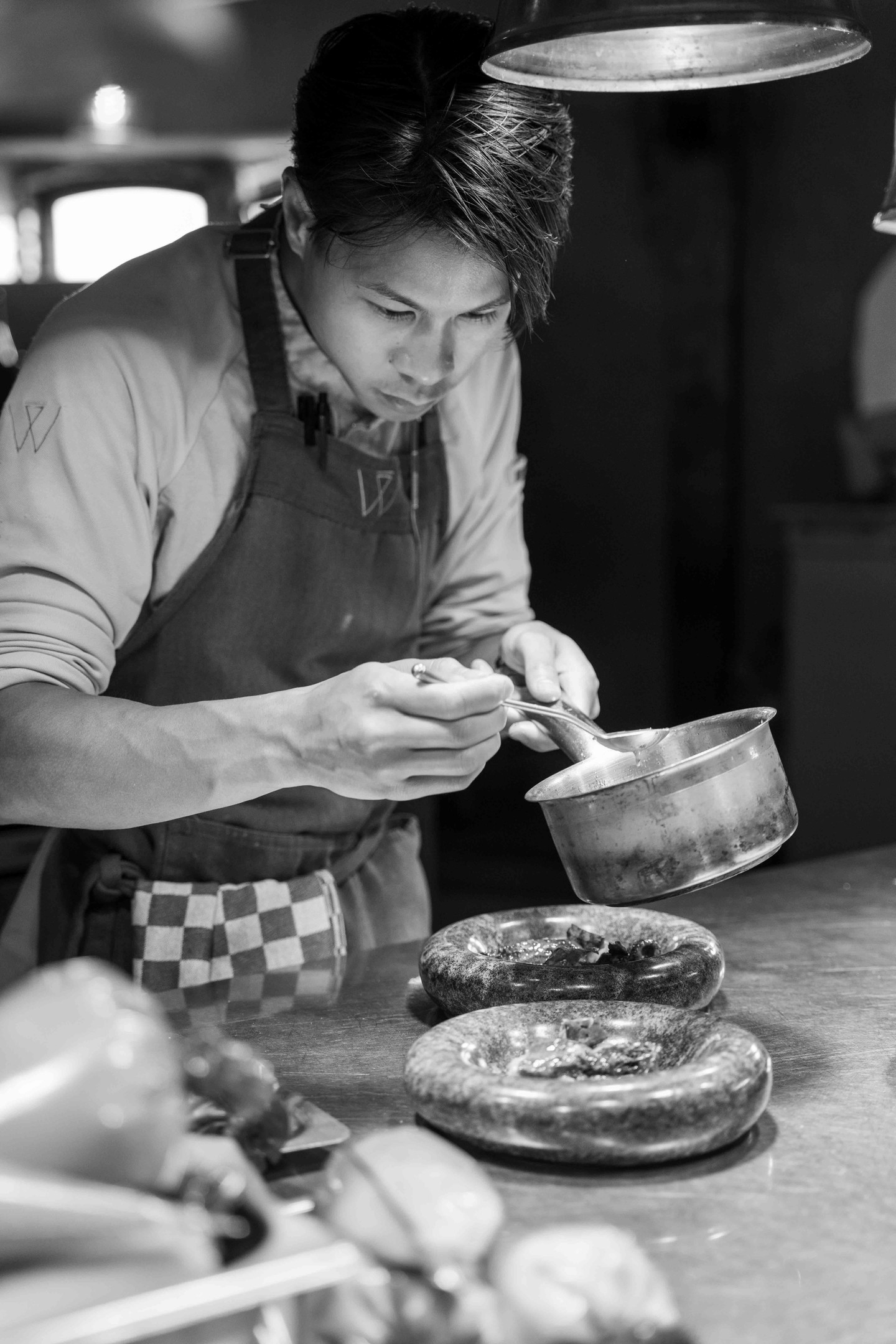 Alex in volle concentratie. 👨‍🍳

Met oog voor detail en aandacht voor iedere handeling. Want juist die kleine details maken het verschil op het bord.