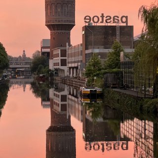 De laatste zonnestralen vallen over Rotsoord en zetten De Watertoren in een warme gloed. 🌅