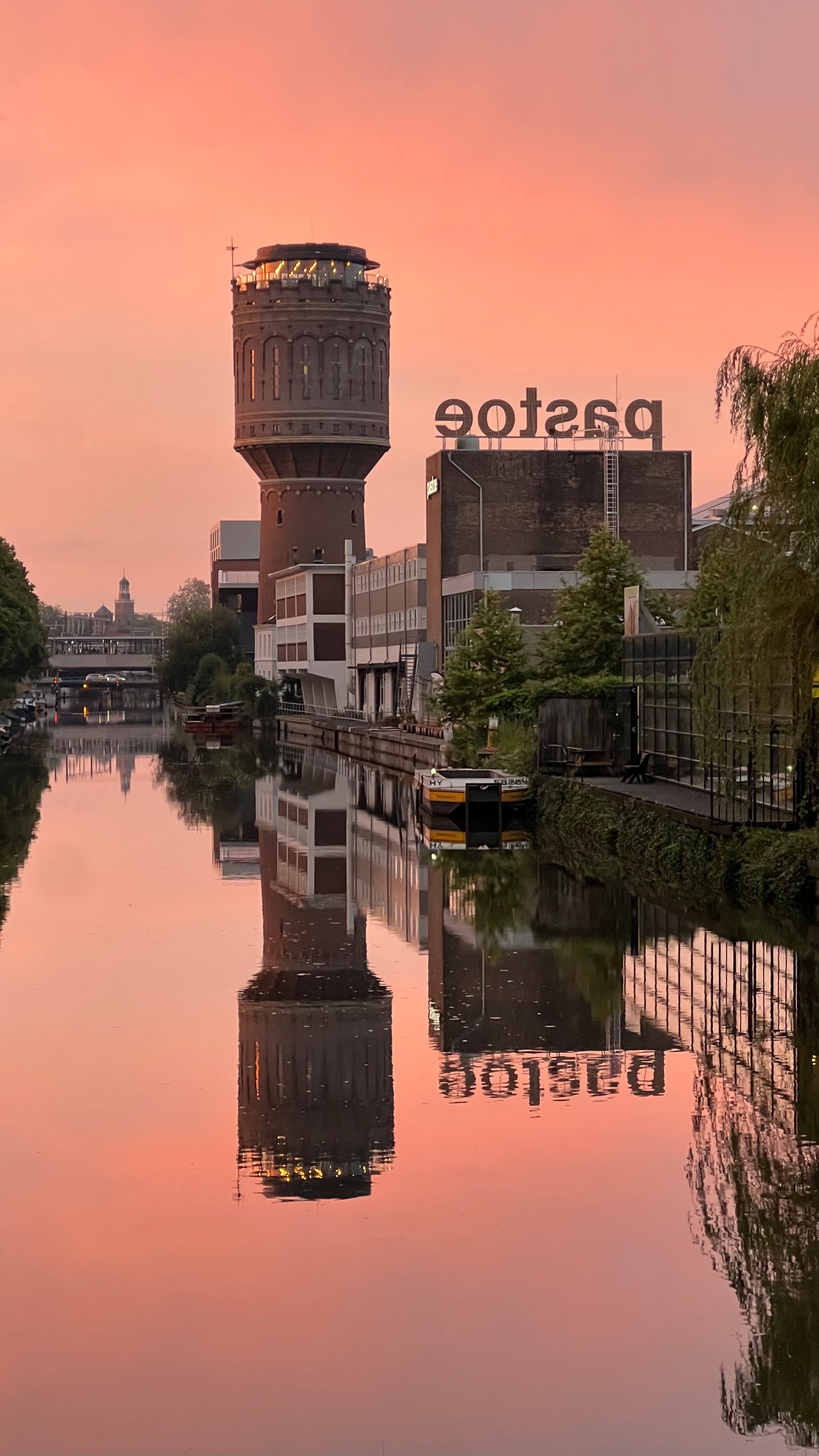 De laatste zonnestralen vallen over Rotsoord en zetten De Watertoren in een warme gloed. 🌅