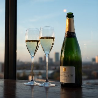 Op grote hoogte het jaar uit! 🎆💥🍾
Een compleet verzorgde avond op 31 december met vijf gangen, inclusief aperitief, amuse, bijpassende dranken, tafelwater en koffie/thee voor €150,- p.p.

Uiteraard heffen we met z'n allen om 00:00 uur het glas, proosten we met elkaar en genieten we op de 10e verdieping van het vuurwerk!✨