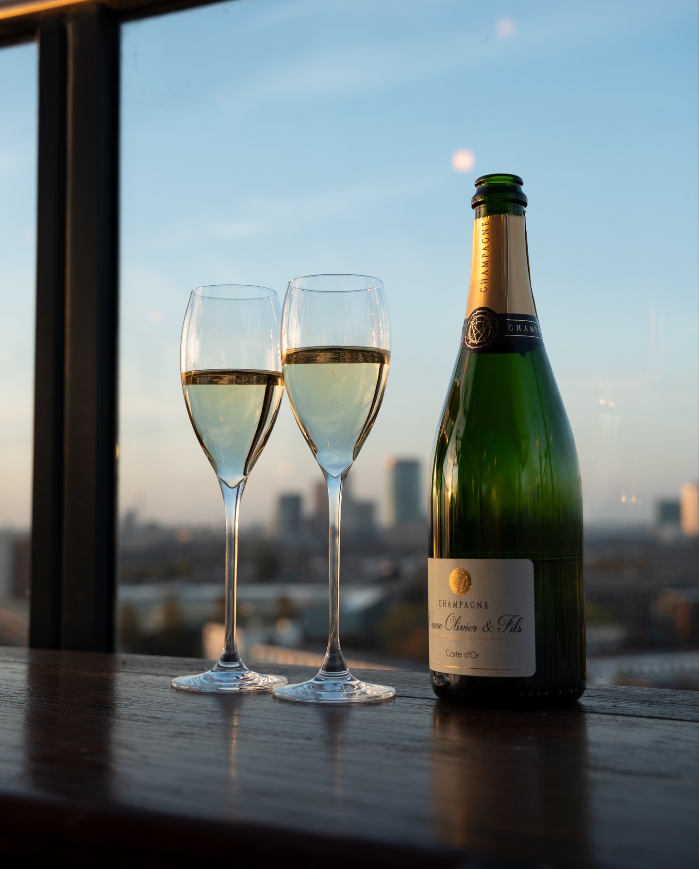 Op grote hoogte het jaar uit! 🎆💥🍾
Een compleet verzorgde avond op 31 december met vijf gangen, inclusief aperitief, amuse, bijpassende dranken, tafelwater en koffie/thee voor €150,- p.p.

Uiteraard heffen we met z'n allen om 00:00 uur het glas, proosten we met elkaar en genieten we op de 10e verdieping van het vuurwerk!✨