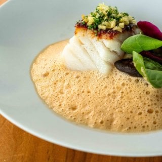Kabeljauw, ondersteunt door de aardse tonen van shiitake. 🐟