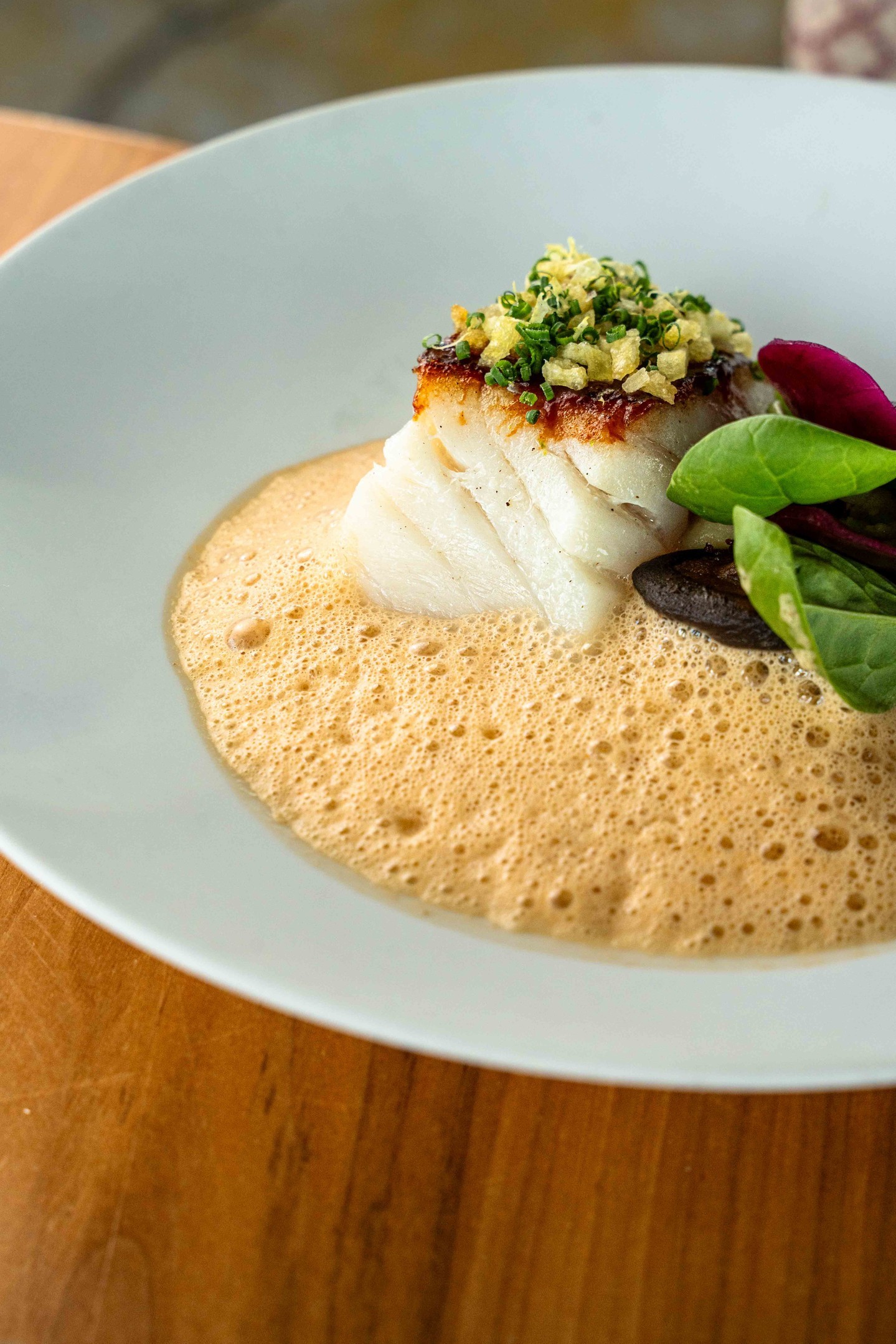 Kabeljauw, ondersteunt door de aardse tonen van shiitake. 🐟
