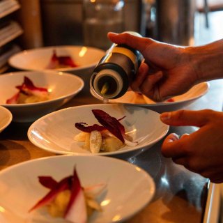 Elk bord verlaat onze keuken pas als de laatste details zijn toegevoegd 🍽️