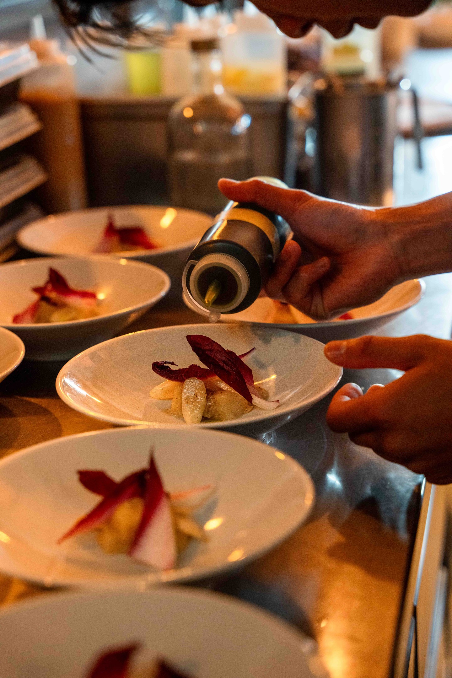 Elk bord verlaat onze keuken pas als de laatste details zijn toegevoegd 🍽️