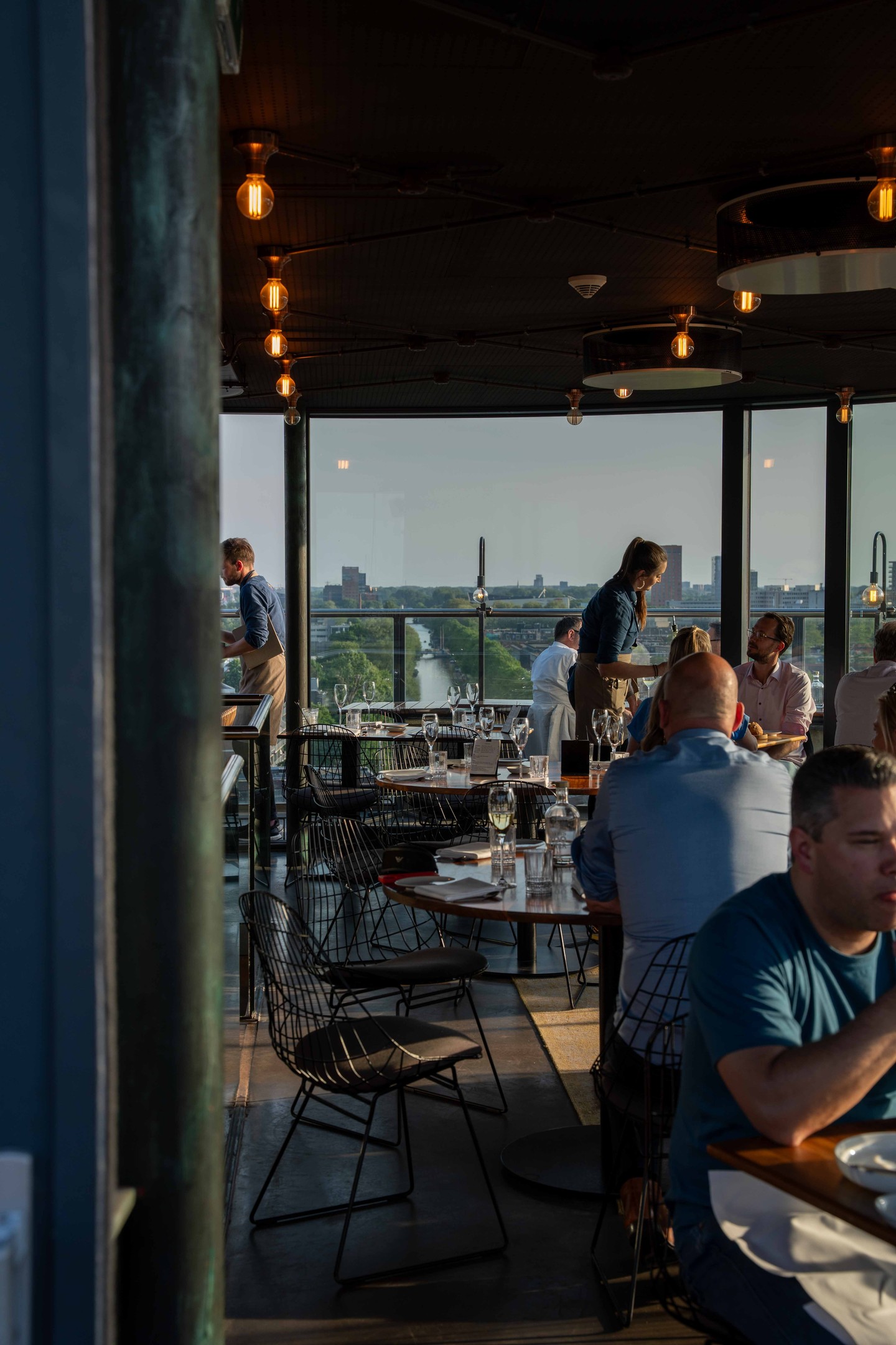 Dit is jouw lunch view: Utrecht aan je voeten, het seizoen op je bord. Vrij/za/zo lunch, chefsmenu of á la carte!